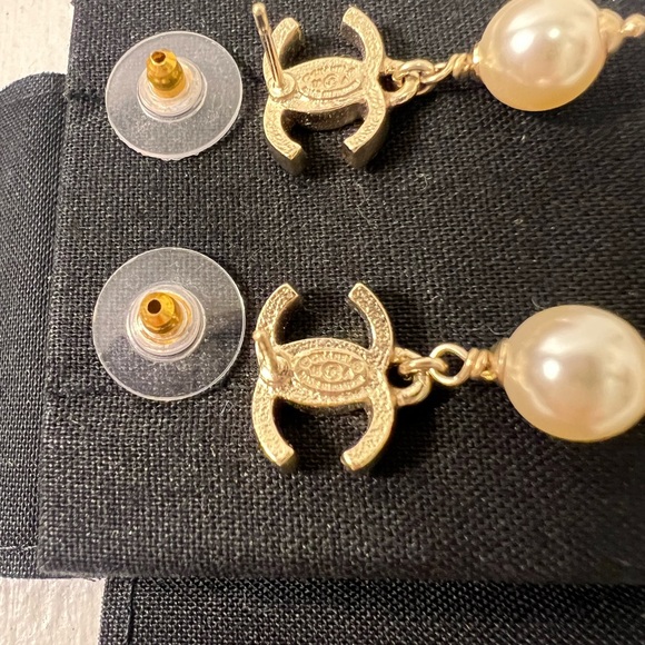CHANEL CC CRYSTAL PEARL EARRINGS A23 V - Picture 5 of 5